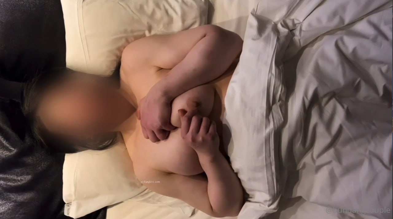 骚浪视讯主粉嫩的淫穴喷出来的潮水比尿还多！妹子激情高潮爽到抽搐